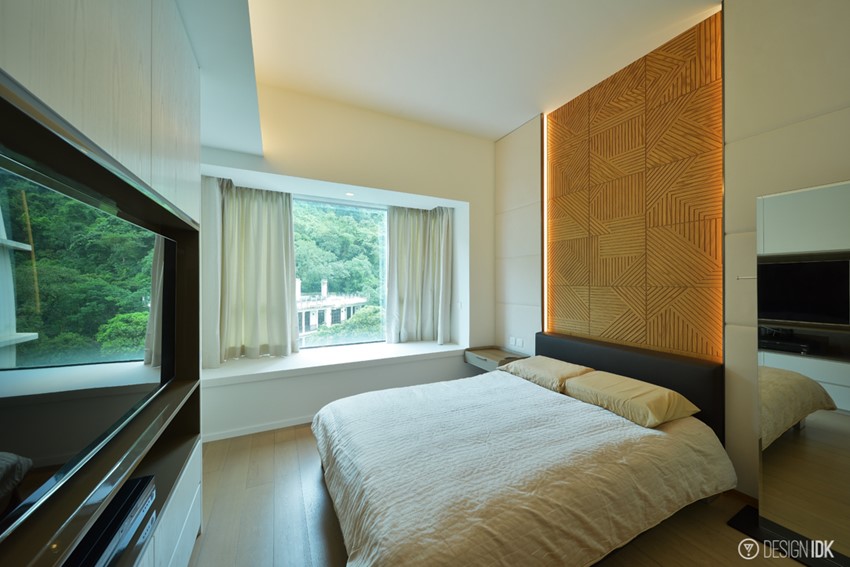 客房較細小，以窗外山景及鏡子反射，擴大空間感。
