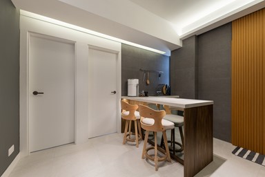 廚房改作開放式擴闊大廳活動區 深色系襯粗獷木紋營造型格感覺