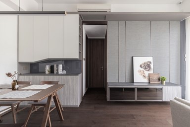 平衡黑白灰與深木色 廚房改用玻璃趟門連間牆櫃使空間更實用